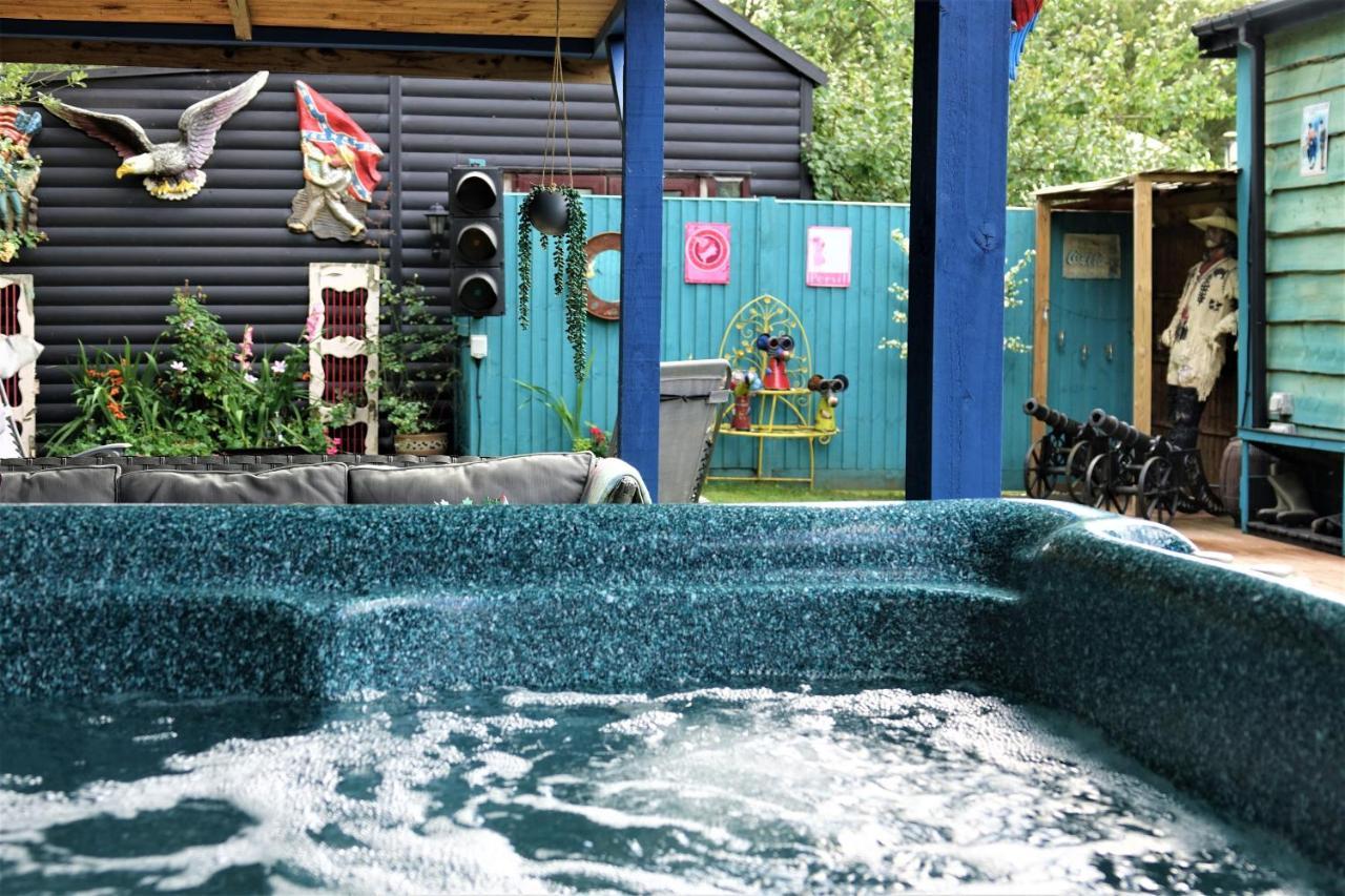 Lakeland Lodge With Private Hot Tub And Fishing Hatfield Peverel Exterior foto