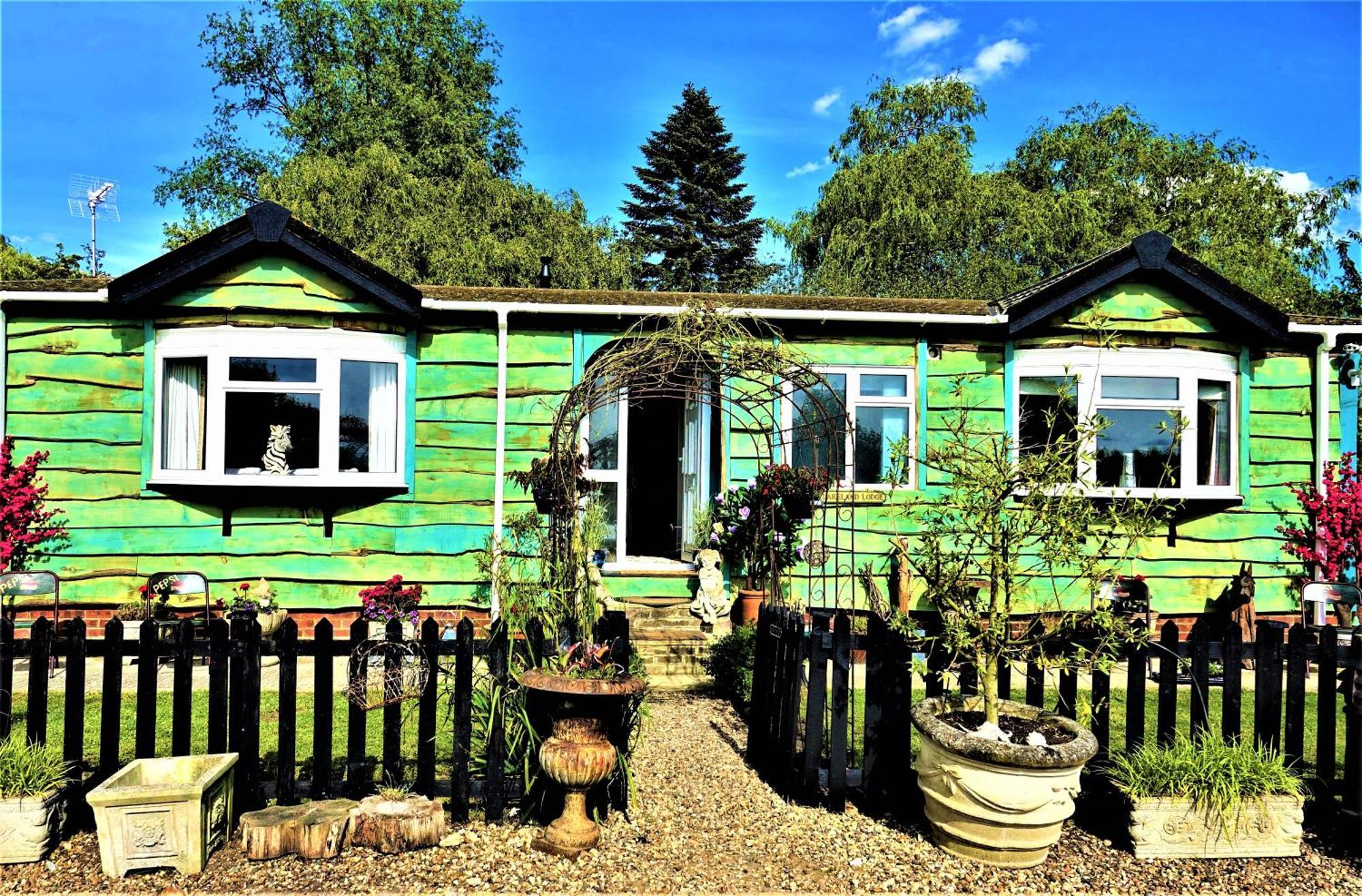 Lakeland Lodge With Private Hot Tub And Fishing Hatfield Peverel Exterior foto